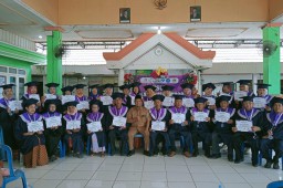 Wisuda Meriah Warnai Penutupan Program Selantang di Gresik
