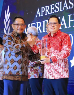 Jatim Raih Penghargaan Daya Saing Daerah Fiskal Tinggi, Pj. Gubernur Adhy: Penyemangat Tingkatkan Kinerja Berdampak bagi Masyarakat