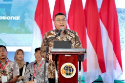 Serahkan 1.571 Sertipikat Elektronik di Kabupaten Batang, Wamen Ossy: Bentuk Komitmen Tingkatkan Layanan Pertanahan