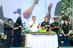 Berangkatkan Fun Walk HUT ke-86 RSUD Dr. Soetomo, Pj. Gubernur Adhy Bangga Taraf Kesehatan dan IPM Jatim Meningkat