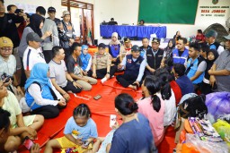 Pj. Gubernur Jatim Dampingi Mensos Tinjau Banjir di Jombang dan Mojokerto, Percepat Penanganan dan Pemompaan Genangan