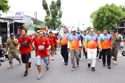 Ribuan Peserta Ikuti Gerak Jalan Mojokerto-Surabaya, Pj. Gubernur Adhy: Napak Tilas Perjuangan Kemerdekaan Bangsa