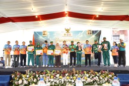 Pj. Gubernur Jatim Serahkan Bonus Atlet dan Pelatih Peparnas XVII Jateng, Paralimpiade Paris 2024 dengan Total Rp16,4 Miliar