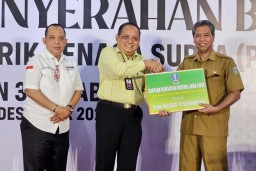Pemprov Jatim Melalui Dinas ESDM Serahkan PLTS ke Sekolah SMK di Surabaya