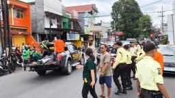 Patahan Besi Truk Damkar Jember Timpa Dua Pengendara Motor, Satu Kaki Patah, Satu Jempol Dijahit