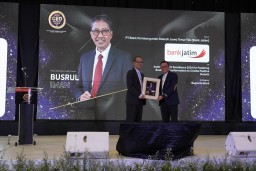 Busrul Iman, Dirut Bank Jatim, Raih Penghargaan CEO Excellence 2024 dari Warta Ekonomi