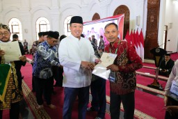 Serahkan 1.334 Sertipikat se-Banten, Menteri Nusron Komitmen Tingkatkan Sertipikasi Tanah Wakaf dan Rumah Ibadah