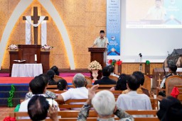Menteri Nusron Serahkan Sertipikat untuk Gereja yang Berdiri sejak 1968