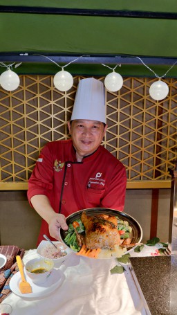 Ada Sajian Menu Ayam Kodok untuk Sambut Perayaan Natal di Premier Place Hotel Surabaya Airport 