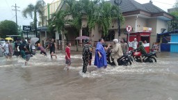 Banjir di Depan Kampus UT Jember Seret Mobil, Ketinggian Air Satu Meter