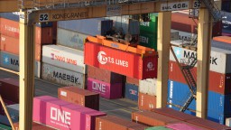 PT Terminal Petikemas Surabaya Capai Rekor Baru dengan Melampaui 1,6 Juta TEUs Arus Peti Kemas di 2024