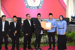KPU Sidoarjo Tetapkan Pasangan H. Subandi-Mimik Idayana sebagai Bupati dan Wakil Bupati Sidoarjo Periode 2025-2030
