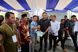 Tegaskan Kepastian Hukum Tanah Warga Negara, Menko AHY dan Wamen Ossy Serahkan Sertipikat Tanah untuk Warga Lebak