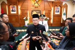Pj. Gubernur Dianugerahi Lencana Hakaryo Guno Mamayu Bawono Emas