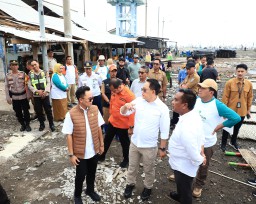 Tinjau Daerah Terdampak Angin Puting Beliung di Pesisir Pasuruan, Pj. Gubernur Jatim Instruksikan Perbaikan Bangunan dan Salurkan Bantuan