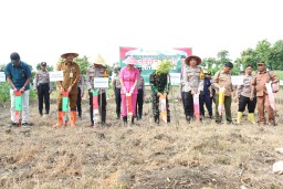 Komitmen Dukung Swasembada Pangan, Polres Gresik Tanam Jagung di Panceng