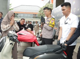 Motor yang Dicuri Berhasil Ditemukan Polisi, Ibu Rumah Tangga di Gresik Ini Menangis Haru