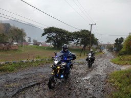 Tips Memilih dan Memakai Jas Hujan yang Benar agar Selalu #Cari Aman di Musim Hujan Kota Malang