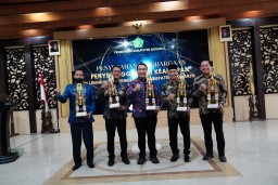 Plt. Bupati Subandi Serahkan Penghargaan SAKIP dan IPP kepada Perangkat Daerah Terbaik