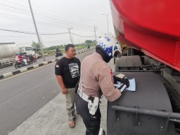 Satlantas Polres Gresik Tindak Tegas Truk Langgar Jam Operasional Kendaraan dan Truk Galian C di Jalan Kartini, Sidayu dan Cerme