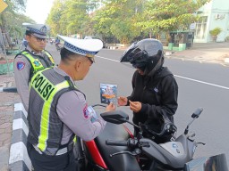 Ops Keselamatan Semeru 2025, Satlantas Polres Bojonegoro Sosialisasikan Keselamatan Berlalu Lintas kepada Pelajar dan Pengguna Jalan