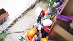 Pelindo Perkuat Keselamatan Kerja dengan Pelatihan Vertical Rescue di Terminal Petikemas