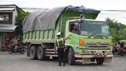 Kapolres Gresik Tegaskan Larangan Truk Melintas saat Jam Operasional dan Truk Muat MBLB Wajib Ditutup Terpal