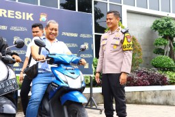 Kapolres Gresik Kembalikan Motor Curian, Warga Sambut dengan Syukur