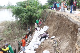 TNI-Polri di Bojonegoro Bersama Warga Perbaiki Infrastruktur Pascabencana Longsor
