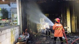 Dipicu Isi Bensin Dalam Keadaan Mesin Motor Nyala, Toko Sembako di Gresik Hangus Kebakaran