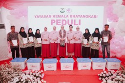 Wakil Ketua Bhayangkari Jatim Salurkan Makanan Sehat Gratis untuk Anak-anak di Jombang