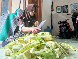 Tradisi Brahatan Jelang Nisfu Sya’ban di Gresik: Anyam Janur, Bagikan Kupat, dan Lunasi Utang Puasa