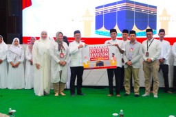 Bank Jatim Berangkatkan Pemenang Undian Kredit Multiguna Ibadah Umroh ke Tanah Suci