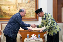 Plh. Sekdaprov Jatim Serahkan Surat Perintah Tugas Plt. Bupati Jember kepada Firjaun