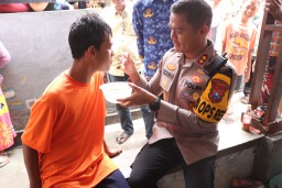 Mengharukan, Kapolres Gresik dan Ipda Purnomo Bantu Rehabilitasi Pemuda dengan Gangguan Jiwa