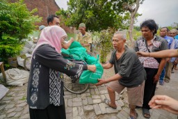 Jelang Pelantikan, Khofifah Ziarah ke Makam Suami dan Orang Tua serta Berbagi Ratusan Paket Sembako untuk Warga Tak Mampu