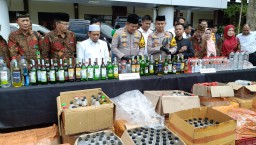 Polres Jombang Sita 2.600 Botol Miras Ilegal, Dua Mobil Pemasok Diamankan