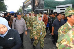 Berbaju Komcad Lengkap dan Sepatu PDL, Khofifah Siap Ikuti Rangkaian Retret Kepala Daerah di Akmil Magelang