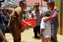 Banjir Kali Lamong Rendam Ribuan Rumah di Gresik, Aktivitas Warga Lumpuh