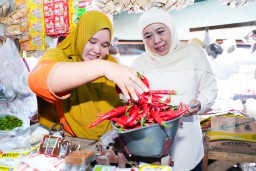 Stok Bahan Pokok Aman , Gubernur Khofifah Imbau Masyarakat Tak Belanja Berlebihan Jelang Ramadhan
