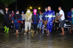 Respons Cepat Banjir Gresik di Sela Retret, Gubernur Khofifah Kirim Bantuan Logistik dan Fasilitas Mobilitas Masyarakat