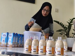 Ibu Muda di Jember Sukses Raup Rezeki di Bulan Ramadan dengan Jualan Susu Kurma