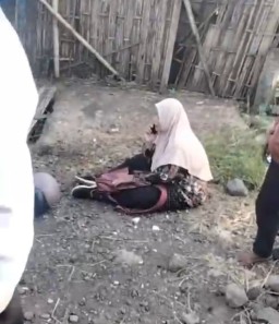 Viral Video Emak-Emak Ngesot di Pinggir Jalan Jember, Ternyata Korban Curanmor