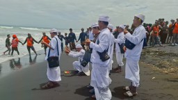 Ribuan Umat Hindu Gelar Upacara Sesuci Laut di Pantai Paseban Jember, Pawai Ogoh-Ogoh Ditiadakan Demi Toleransi