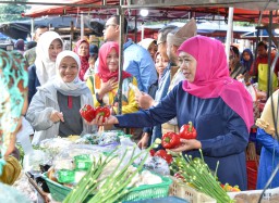 Cek Harga Bapok hingga Sayuran di Pasar Among Tani Batu, Gubernur Khofifah: Pastikan Supply dan Stok Aman