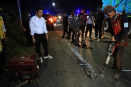 Wagub Emil Cek Jalan Berlubang dan Dam Jebol di Situbondo, Pastikan Jalan Ditambal sebelum H-10 Lebaran