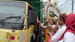Unik! Perias Pengantin di Jombang Berbagi Takjil Sambil Pamerkan Model Karnaval Bertema Budaya