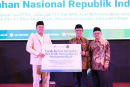 Serahkan 212 Sertipikat Tanah Aset Muhammadiyah, Menteri Nusron Komitmen Percepat Sertipikasi Tanah Wakaf dan Rumah Ibadah