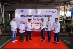 Dukung Kabupaten Malang Bebas Sampah, Bank Jatim Serahkan CSR Arm Roll Truck