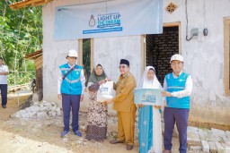 Berkah Ramadan, PLN Sambung Listrik Serentak 270 Masyarakat Prasejahtera di Jawa Timur